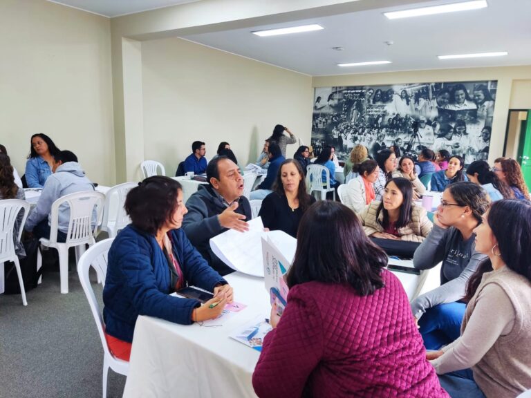 Foto de docentes en taller